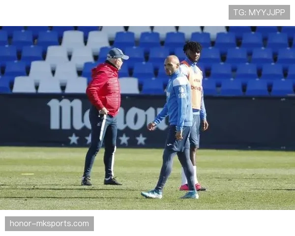 布莱克本保级形势严峻,迎来关键战役考验球队韧性 布莱克本保级形势严峻,迎来关键战役考验球队韧性