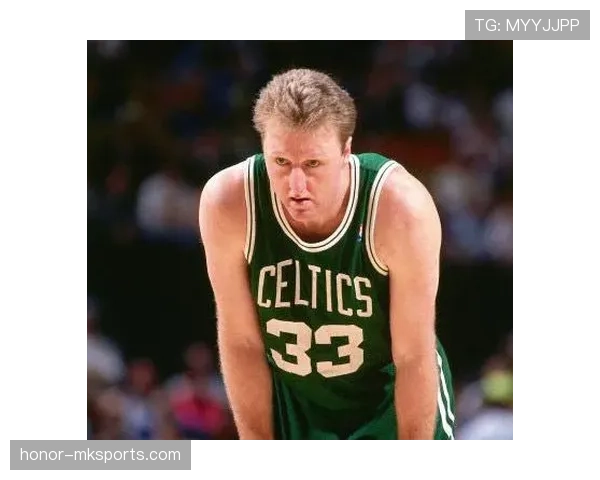 拉里·伯德关键时刻连续三分命中拉开比分，展现无球得分优势