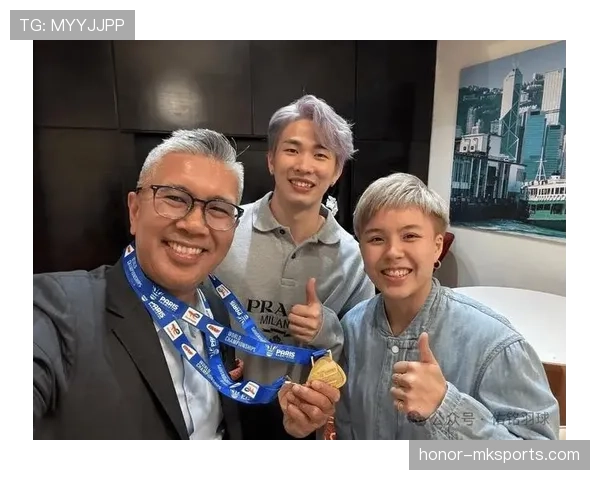 假设石宇奇周末逛街被认出，店员是先求合影还是先盯着他刷卡